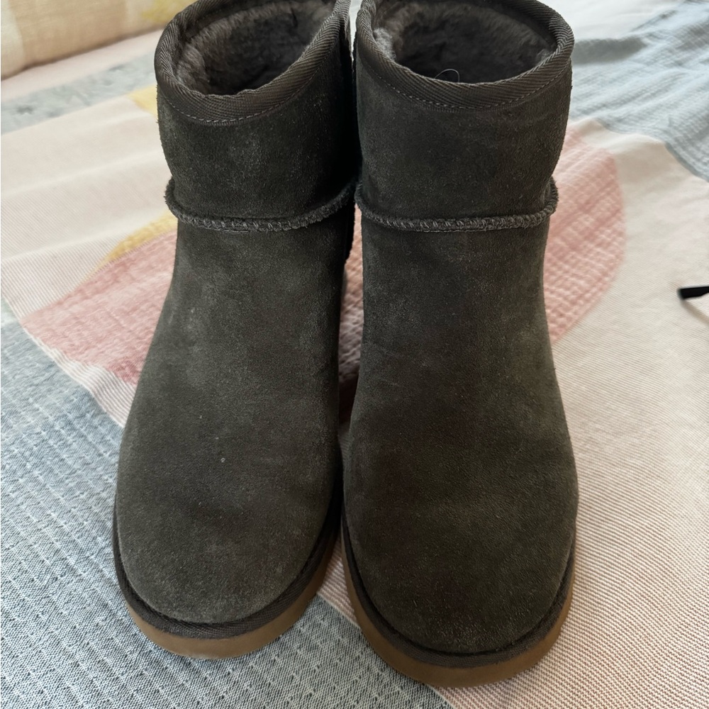 UGG Femme Mini Slate Wedge Boots.